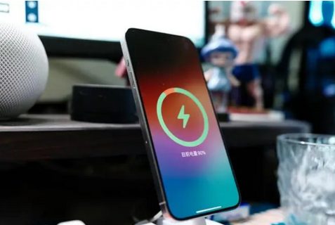 沅陵苹果15换屏服务分享用什么充电器给iPhone15充电更好 